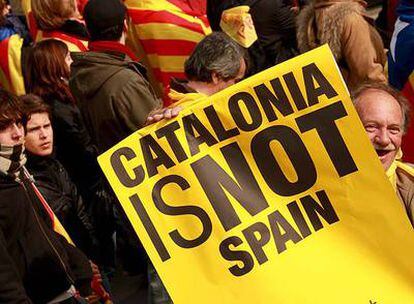 Una pancarta en inglés en la que se lee <i>Cataluña no es España</i>, en la marcha de ayer en Bruselas.