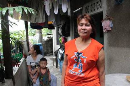 Anselma Loteyru, de 57 años, sueña con arreglar el techo de su casa, en Manila (Filipinas).