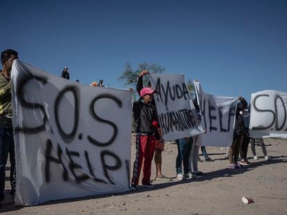 Migrantes venezolanos protestan frente a la Patrulla Fronteriza en Ciudad Juárez (México), el 21 de octubre.