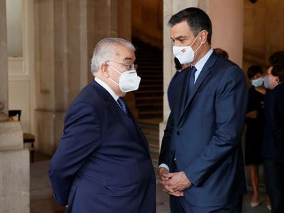 El presidente del Gobierno, Pedro Sánchez, conversa con el presidente del Tribunal Constitucional, Juan José González Rivas, en el homenaje a las víctimas de la covid el día 15.