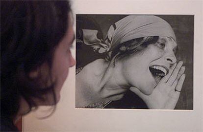 Una joven observa el retrato de Lily Brik, realizado por Alexander Rodchenko en 1924, ayer, en la exposición de Bilbao.