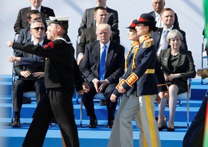 El Secretario General de la OTAN Jens Stolenberg (izda.), el presidente estadounidense Donald Trump y la primera ministra británica Theresa May asisten a una ceremonia en los nuevos cuarteles generales de la OTAN en Bruselas.