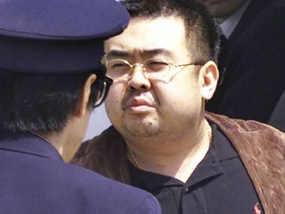 Kim Jong-nam, escoltado por la polic&iacute;a japonesa en el aeropuerto de Narita, en mayo de 2001.