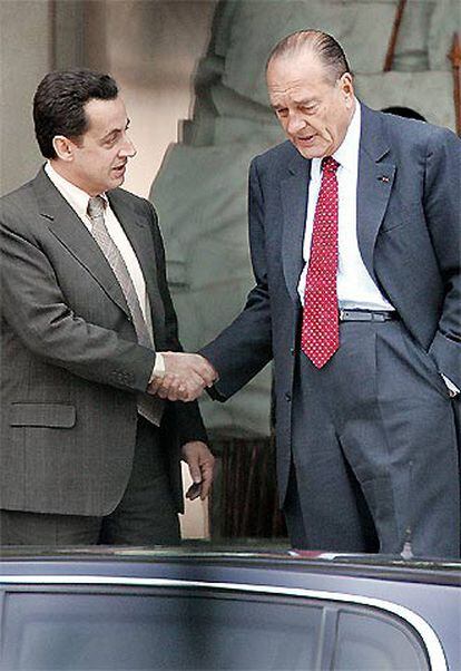 Jacques Chirac (derecha) saluda a Nicolas Sarkozy en noviembre pasado.