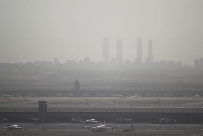 Contaminación por aire subsahariano con el aeropuerto de Barajas en primer término y al fondo las cuatro torres de la Castellana, en diciembre de 2019.