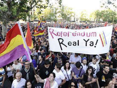 Miles de manifestantes piden en Valencia un refer&eacute;ndum para votar por la rep&uacute;blica. 