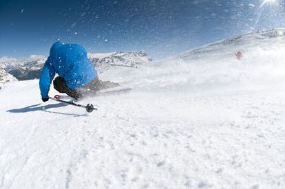 Un esquiador en la pista de El Gallinero, en Cerler, uno de los trazados más espectaculares de esta estación del Pirineo aragonés que parte de 2.630 metros de altura.