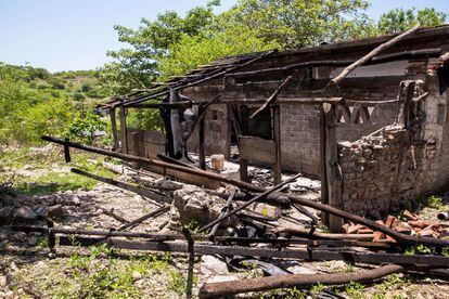 Los restos de una vivienda quemada en El Palmarito, una comunidad de Rosario, Sinaloa.