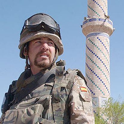 Un soldado español patrulla junto a una mezquita en Diwaniya.