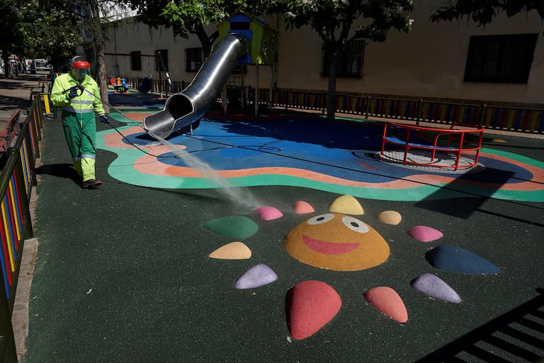 Un operario desinfecta un parque infantil este viernes en Ávila como parte de los preparativos para adentrarse en la nueva normalidad.