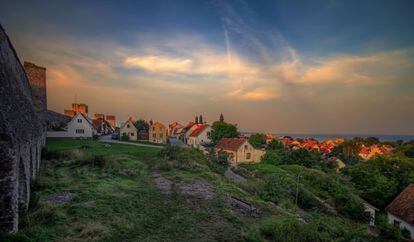 Atardecer en la ciudad medieval de Visby, en la isla de Gotland (Suecia).