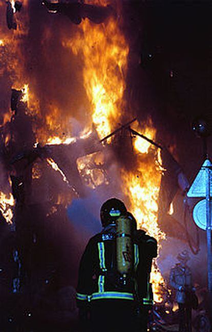 Un bombero, anoche, durante la <i>cremà</i> de la <i>foguera</i> de Carolinas Altas.