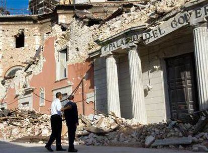 Barack Obama y Silvio Berlusconi observan los daños sufridos en el palacio del Gobierno de L&#39;Aquila, destruido parcialmente por el terremoto del pasado abril.