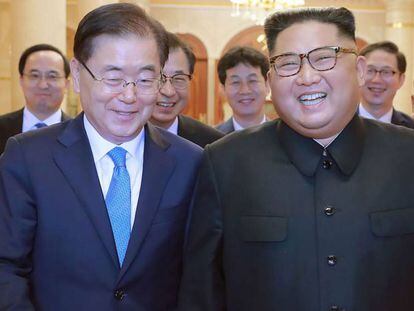 Kim Jong-un ( a la derecha) este miércoles con Chung Eui-yong, enviado del presidente de Corea del Sur.  