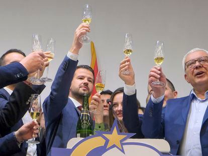 Jakov Milatovic, en el centro a la izquierda, celebra su triunfo en las elecciones de Montenergo desde la sede de su partido, Europa Ahora, el domingo 2 de abril.