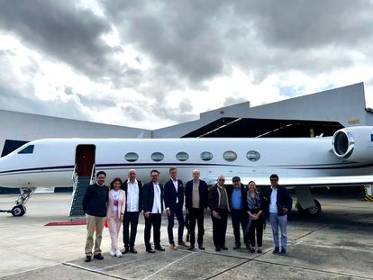 La delegación que viajó a Cuba, antes de su partida, en Bogotá, el 11 de agosto de 2022.