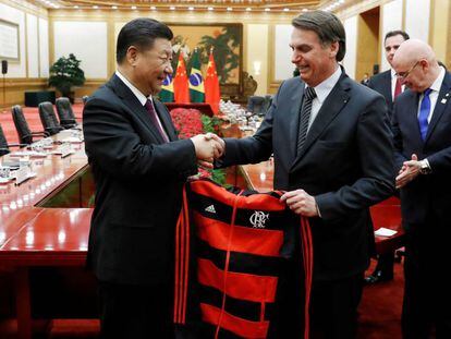 El presidente chino, Xi Jinping, recibe como regalo de parte de Jair Bolsonaro, presidente de Brasil