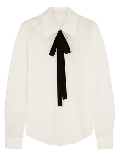 La auténtica estrella de la temporada es una sencilla blusa blanca con lazo negro. Ésta es de Chloé (c.p.v).