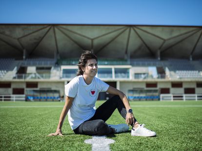 La árbitra Marta Frías este viernes en un campo de fútbol en Zaragoza.