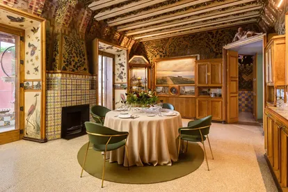 El salón principal de Casa Vicens con la imagen que difunde Airbnb para promocionar la noche en este edificio de Gaudí.