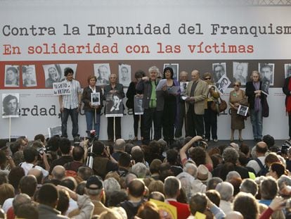 Pedro Almodóvar lee el manifiesto en la manifestación contra la Impunidad del Franquismo de abril de 2010, en la que también intervinieron la escritora Almudena Grandes y Marcos Ana, entre otros.