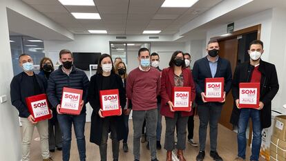 Carlos Fernández Bielsa, en el centro, con miembros del partido que le han apoyado en su campaña de primarias a la secretaria provincial del PSPV en Valencia.