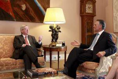 El presidente portugués, Cavaco Silva (der), charla con el primer ministro luxemburgués, Jean-Claude Juncker (izq), durante su encuentro celebrado en el Palacio Nacional de Belém, en Lisboa, Portugal. EFE/Archivo