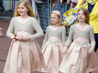 Amalia de Holanda, a la izquierda, con sus dos hermanas.