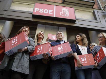 Un grupo de militantes en representación de Pedro Sánchez entrega los avales en Ferraz.