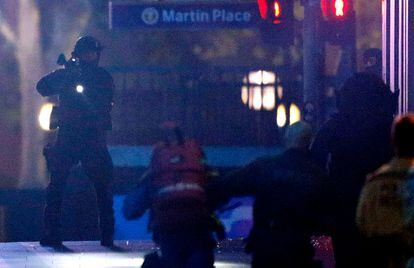 Agentes fuertemente armados han entrado en la cafetería del centro de Sídney en la que desde hacía 16 horas un hombre mantenía retenidas a varias personas.