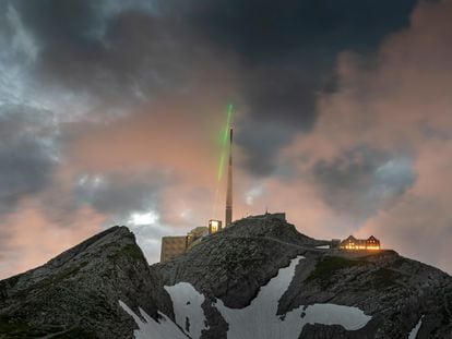 Recreación de la actuación del pararrayos láser en la montaña Säntis, en el noreste de Suiza.