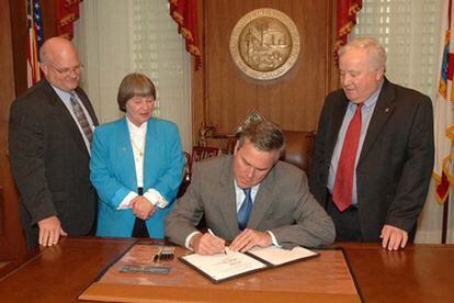 El gobernador Jeb Bush firma la controvertida ley.