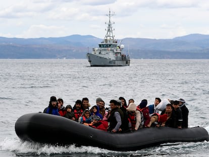 Un barco de Frontex escolta a una patera con migrantes en febrero de 2021 hacia la isla griega de Lesbos.