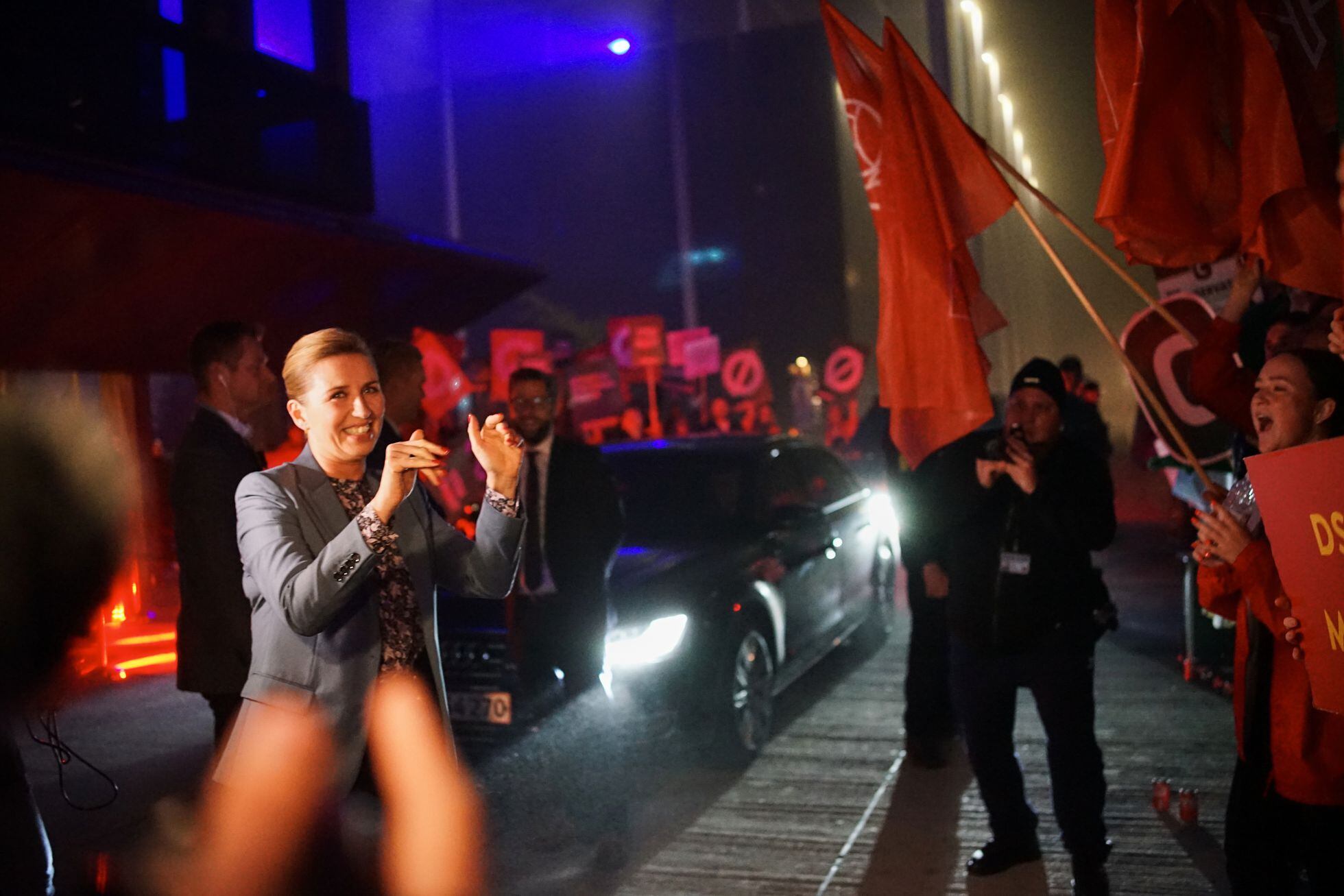 Mette Frederiksen saludaba a unos simpatizantes al llegar a unos estudios de televisión para participar en un debate electoral, el domingo en Copenhague.
