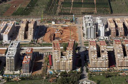 Vista aérea de una zona del litoral urbanizado entre Oropesa de Mar y Torreblanca (Castellón), noviembre de 2007. Es una zona densamente urbanizada, un solar destaca entre los bloques de edificios levantados en la zona.