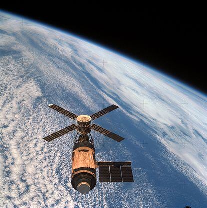 An aerial view of the Skylab orbital workshop in Earth orbit in 1973.