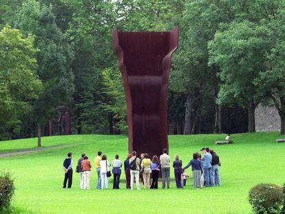 Un grupo de personas contempla &#039;Buscando la Luz I&#039;, una de las esculturas de Chillida instaladas en su museo. 