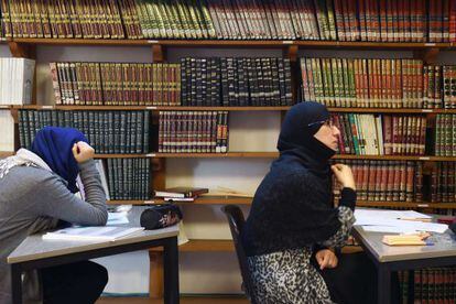 Alumnas estudian el Corán en el Instituto Europeo de Ciencias Sociales en Saint-Leger-de-Fougeret el pasado día 11.