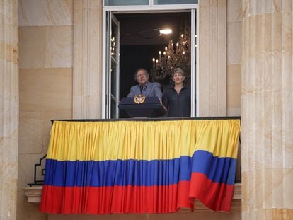 El presidente, Gustavo Petro, junto a su esposa, Verónica Alcocer, durante el discurso desde el balcón de la Casa de Nariño, el 1 de mayo de 2023.