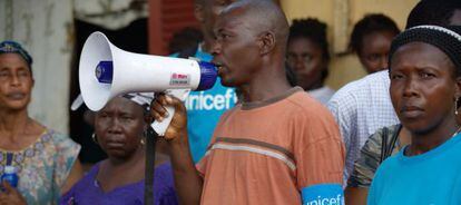 Miembros de una ONG asociada a UNICEF informan sobre el &eacute;bola en Conakry, la capital de Guinea. 