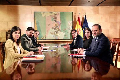 Reunió entre representants d'ERC i del PSOE per pactar la investidura.