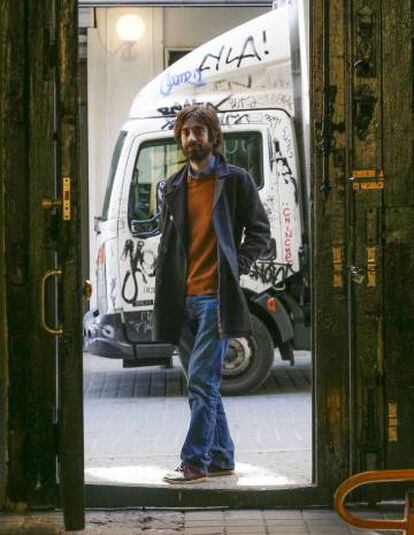 El escritor Juan G&oacute;mez B&aacute;rcena posando en las calles de Malasa&ntilde;a (Madrid).