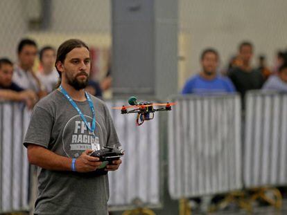 Un joven maneja un drone en la cita tecnológica de Guadalajara.