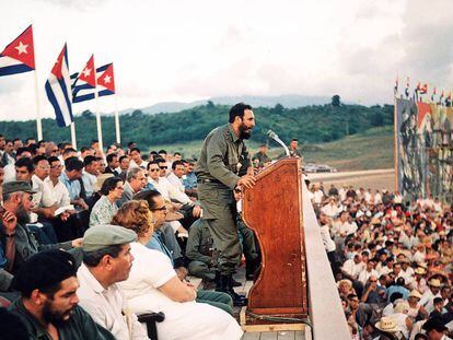 Fidel Castro (perro) se dirige al pueblo cubano en presencia del Che Guevara, con motivo del quinto aniversario de la Revolución.
