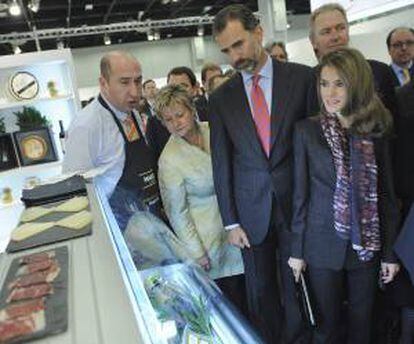 Los príncipes de Asturias Felipe (2ºdcha) y Letizia (dcha) visitan los stands de las empresas españolas que participan en l aFeria de alimentación Anuga, la mayor del mundo en este sector, que se celebra en Colonia (Alemania) hoy, lunes 7 de octubre de 2013.