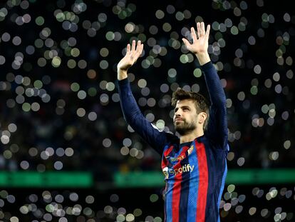 Gerard Piqué se despide del Camp Nou después del partido entre el Barcelona y el Almería este sábado.