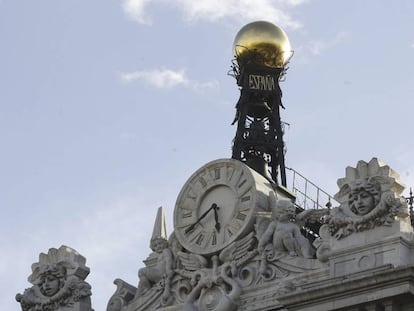 Reloj en la fachada de la sede del Banco de España, en la Plaza de Cibeles en Madrid. 