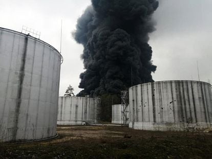 Una columna de humo se eleva desde un depósito de petróleo en Chernígov (Ucrania).