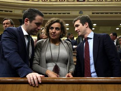 Teodoro García-Egea, Dolors Montserrat y Pablo Casado, en el Congreso.