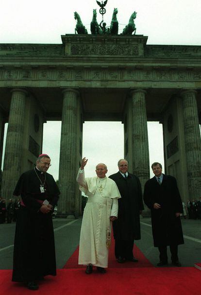 El obispo Karl Lehmann, Juan Pablo II, Helmut Kohl y Eberhard Diepgen, alcalde de Berlín, en 1996.